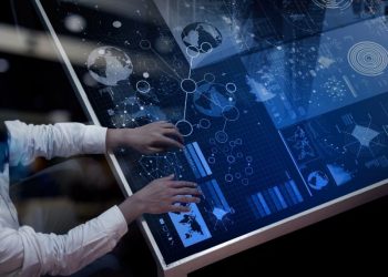 Mensch und Maschine: Technologie unterstützt industrielle Arbeit