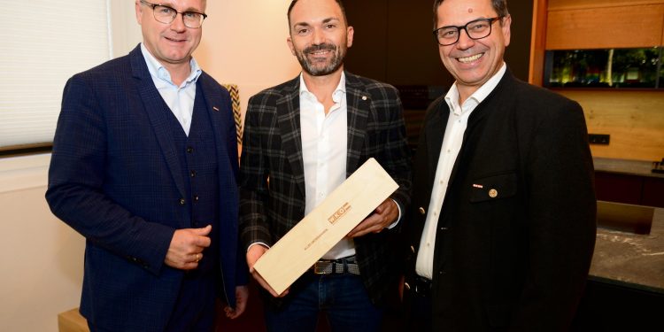 Junges Unternehmen wächst: Tischlerei Eiblhuber eröffnet neuen Schauraum