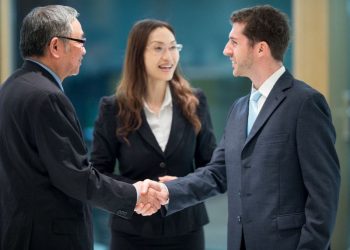 Wie unterscheidet sich Simultandolmetschen vom Konsekutivdolmetschen?