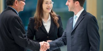 Wie unterscheidet sich Simultandolmetschen vom Konsekutivdolmetschen?