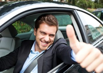 Steuerliche Aspekte wie Sachbezug Dienstwagen beachten