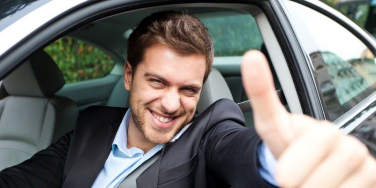 Steuerliche Aspekte wie Sachbezug Dienstwagen beachten