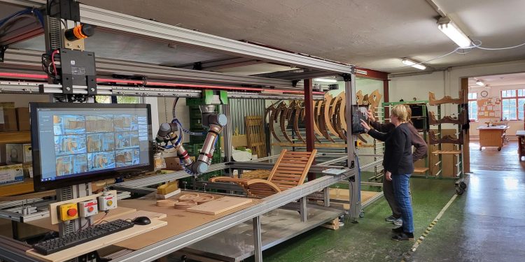 Sparsam und genau: Hier ölt und klebt Kollege Roboter