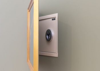 Risiko- und Sicherheitsmanagement: Warum Wandtresore zur Basisausstattung moderner Büros gehören