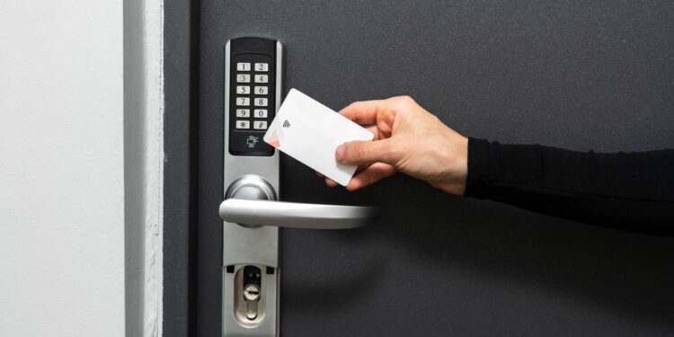 Wenn der Empfang schläft: Wie autonome Check-in-Lösungen kleine Hotelbetriebe stärken