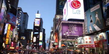 Die Rolle von Werbeschildern im Wettbewerb: Wie Sichtbarkeit den Umsatz steigert