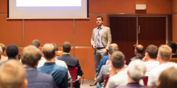 Führung beginnt mit Sprache: Wie klare Kommunikation Teams stärker macht