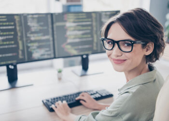 Blaulicht, Müdigkeit & Migräne: Wie Spezialgläser im Job entlasten