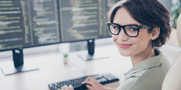 Blaulicht, Müdigkeit & Migräne: Wie Spezialgläser im Job entlasten